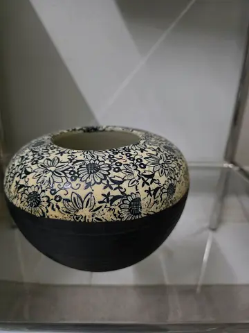 Hand-painted Floral Ceramic Vase — Black  Ivory Decorative Pot