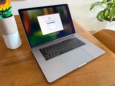 MacBook Pro 15” (2018) | i7 6-Core | 16GB RAM | 512 GB | Excellent Condition | Original Accessories