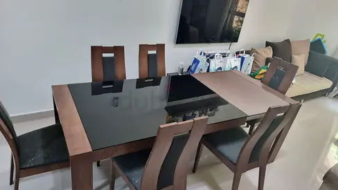 Extendable wooden dinning table with 6 chairs (can be extended to fit in 8 chairs)