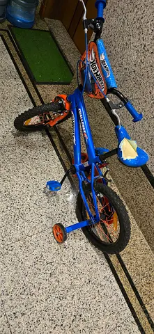 Childrens Hot Wheels 14-inch Bike with Training Wheels - Blue