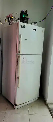 Double-door refrigerator with top freezer - Daewo in Good working condition