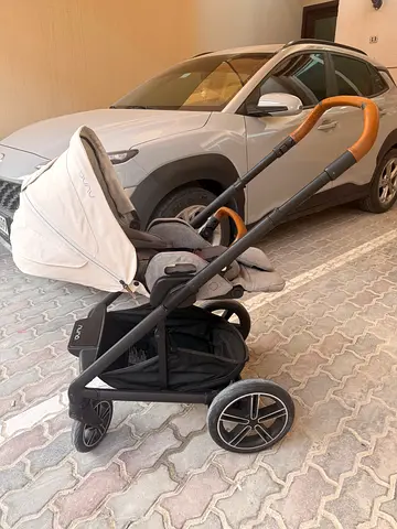 Nuna stroller in good condition — single pram with recline and sun canopy
