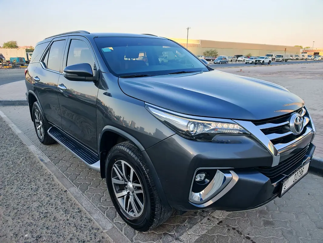 Toyota Fortuner 2019 — photo 1 of 12