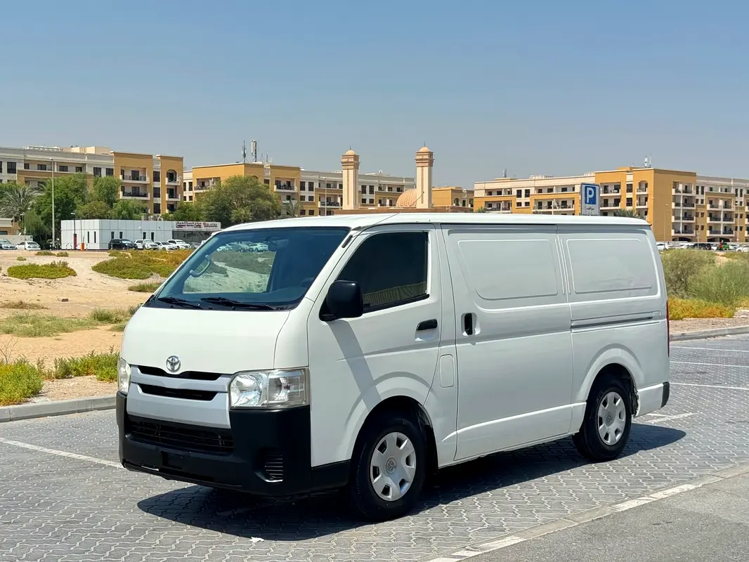 Toyota Hiace 2015 — photo 1 of 15