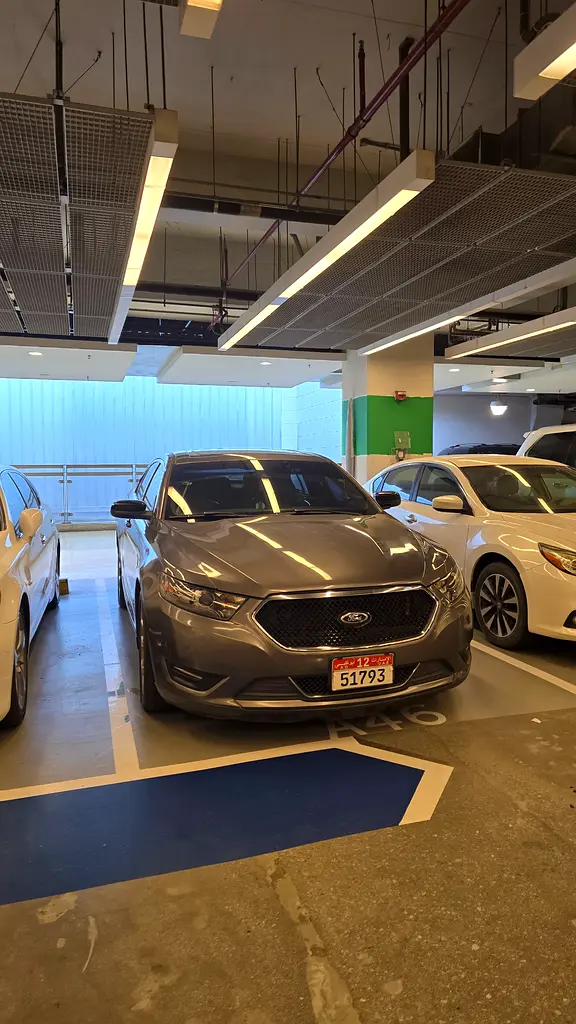 Ford Taurus 2013 — photo 1 of 10