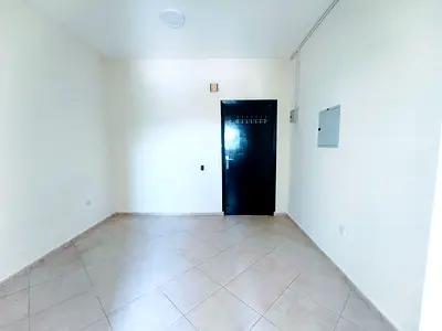Spacious Studio with separate kitchen with open free parking in muwaileh for family