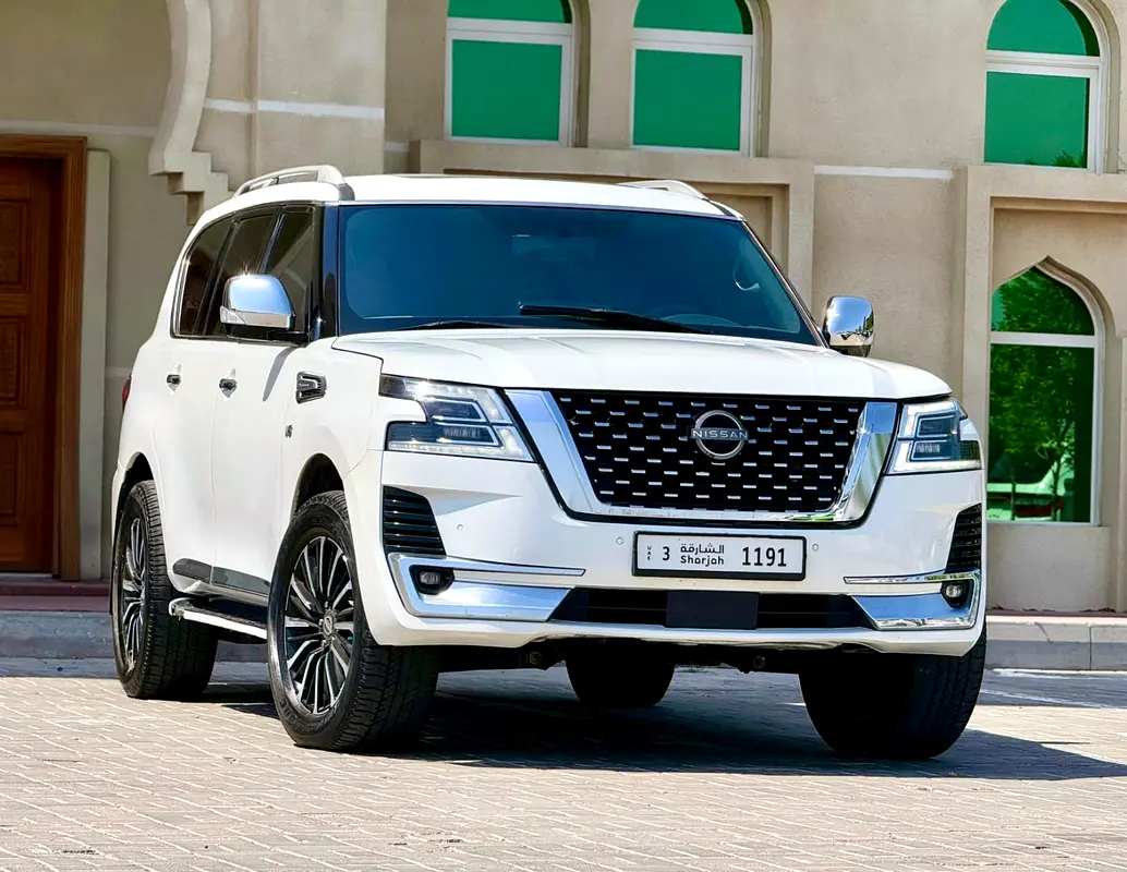 Nissan Patrol 2011 — photo 1 of 17