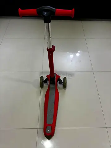 Kids 3-Wheel Scooter — Red | Good Condition |
