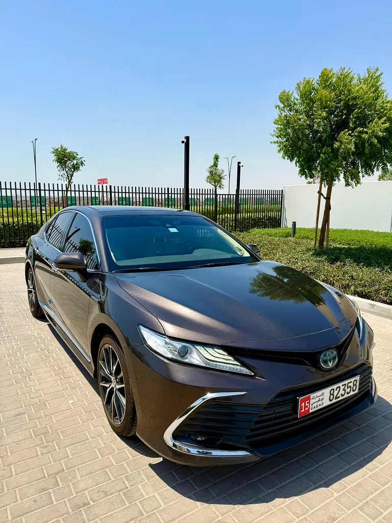 Toyota Camry 2021 — photo 1 of 8