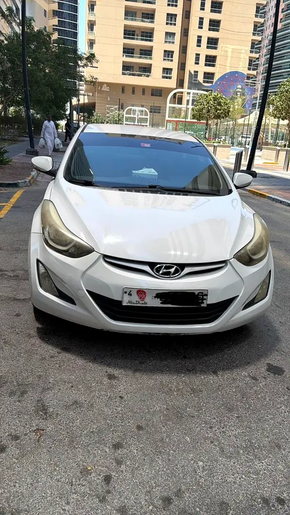 Hyundai Elantra 2015 — photo 1 of 4
