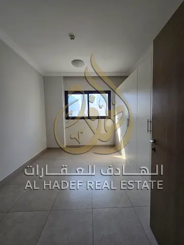 خزائن حائط مدمجة موقف سيارات مجاني بناية عائلية راقية موقع مميز قريب من الخدمات والمدارس والأسواق سهولة الوصول إلى دبي ومختلف مناطق الشارقة