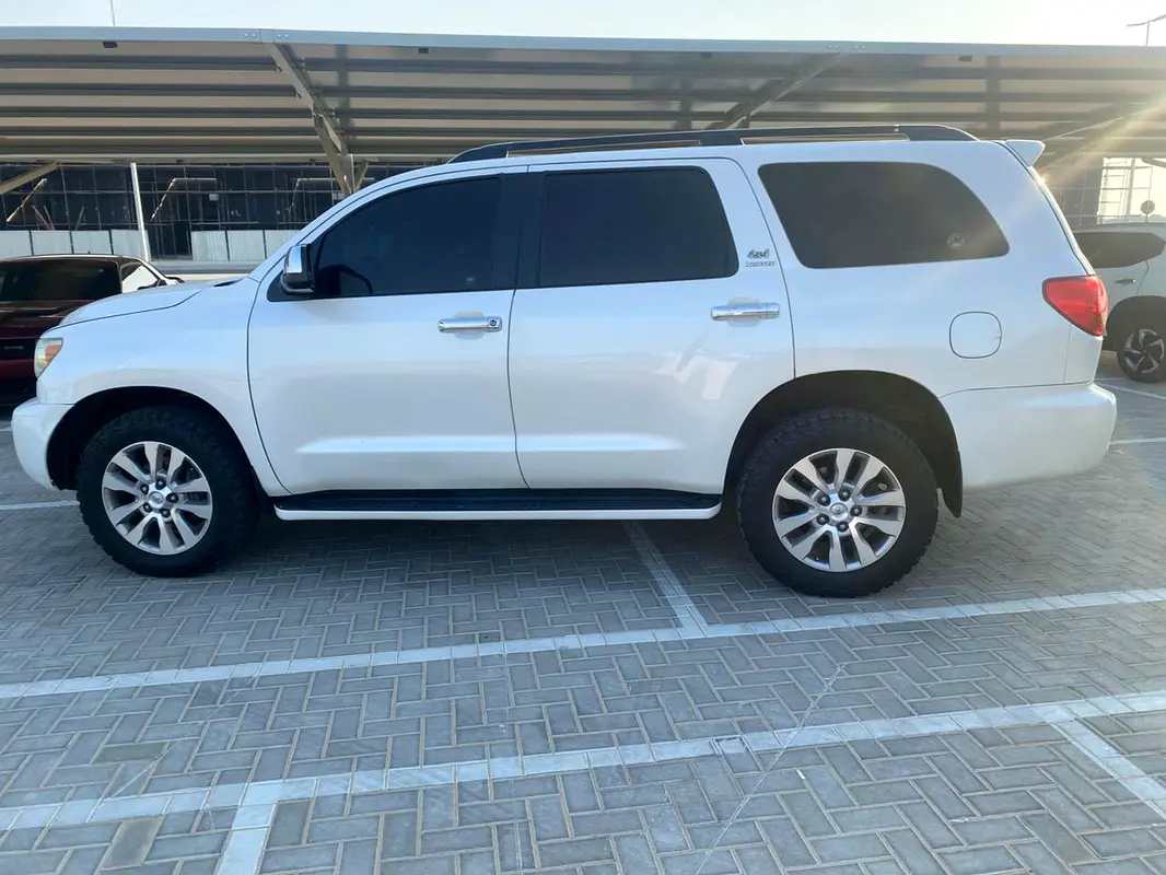 Toyota Sequoia 2010 — photo 1 of 12