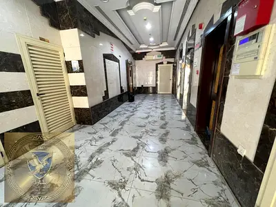 شقة غرفتين صالة للايجار السنوي في منطقة المجره اطلالة بحرية مساحة واسعة تشطيب حديث موقع متميز