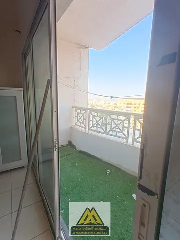مساحة واسعة | بلكونة | تكييف مركزي | صيانة مجانية على المالك | خزائن حائط | موقع مميز بالقرب من مركز شرطة المدينة الشامل | دقائق من الكورنيش