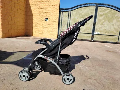 Lightweight standard baby stroller with detachable tray and storage basket. Neat and clean.