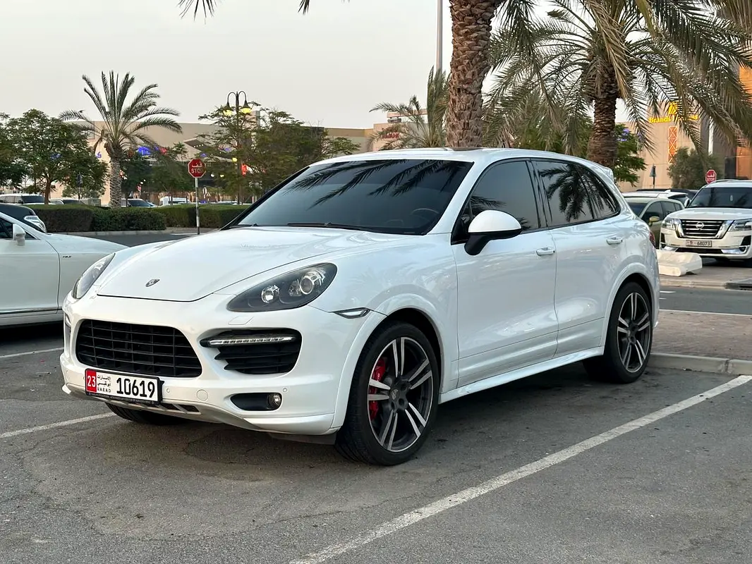 Porsche Cayenne 2013 — photo 1 of 10