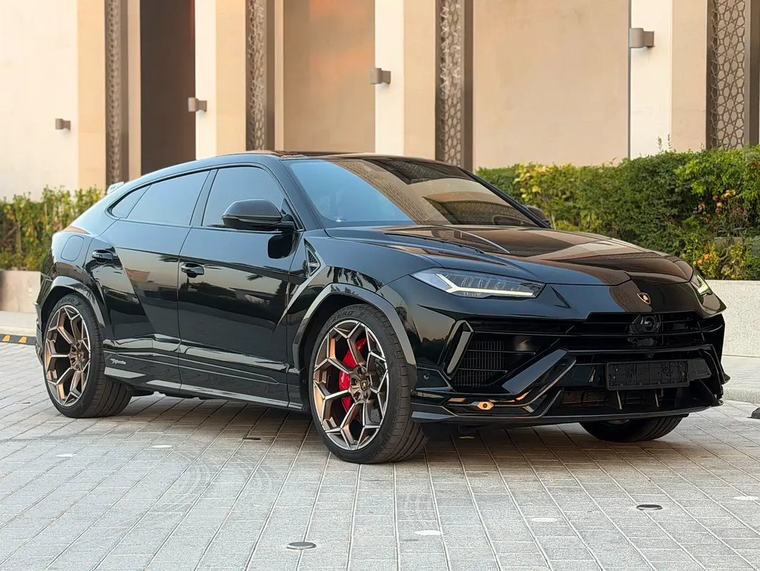 Lamborghini Urus 2024 — photo 1 of 18