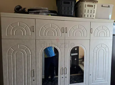 Spacious White Wardrobe 4 doors with Mirrorsخزانة بحالة جيدة ابيض