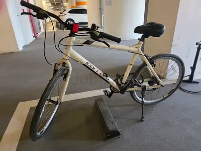 Used white 26in Halfords Carrera bike