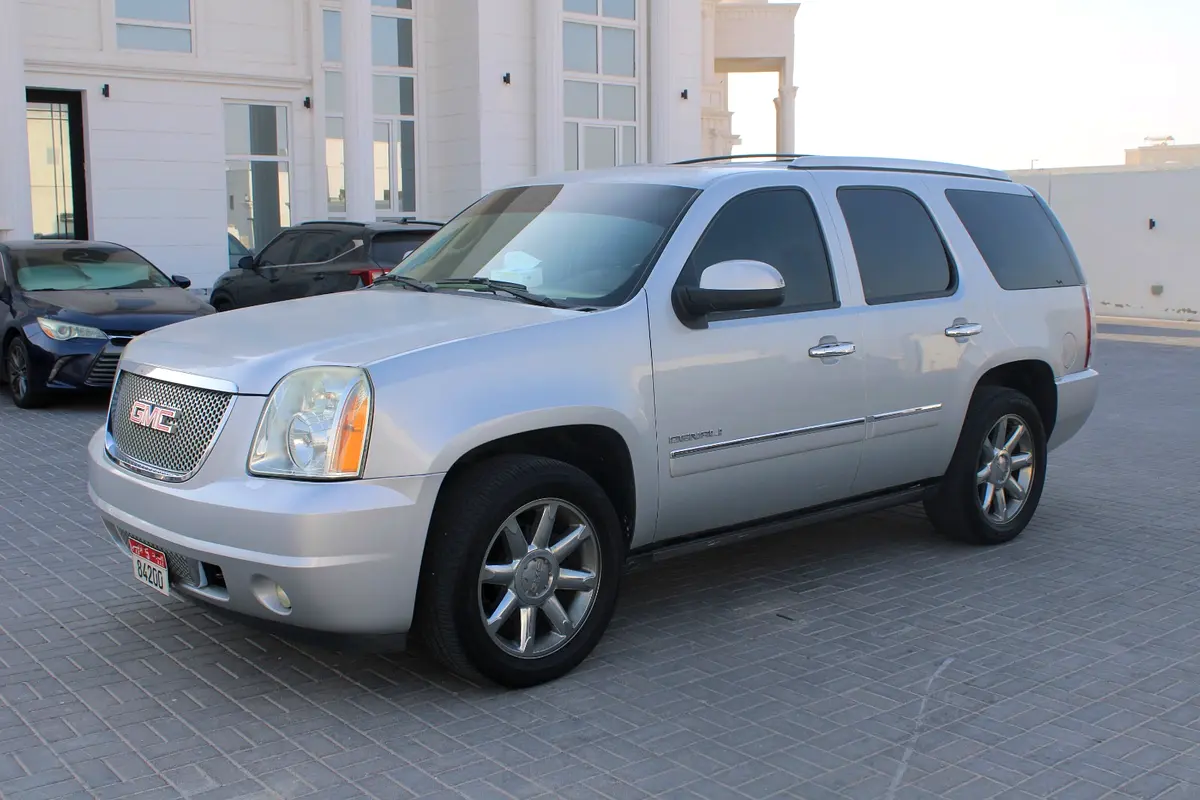 GMC Yukon 2013 — photo 1 of 8