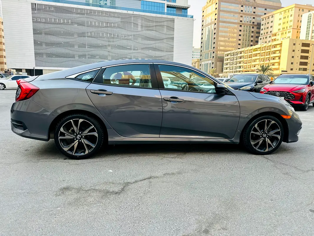 Honda Civic 2021 — photo 1 of 14