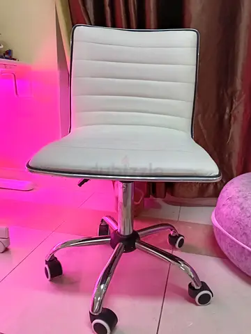 White swivel office chair with chrome base - good condition