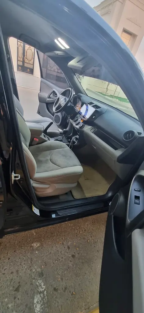 Toyota Rav 4 2012 — photo 1 of 14