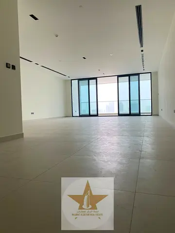 👑 فخامة رويال وأول ساكن! شقة 3,300 قدم² للإيجار السنوي في برج تراسات الشارقة النخبوي – إطلالة مباشرة على بحيرة الخان ومع موقفين خاصين 🌊🏙️ مـن أفخـم