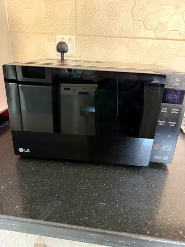 LG countertop microwave oven - good condition