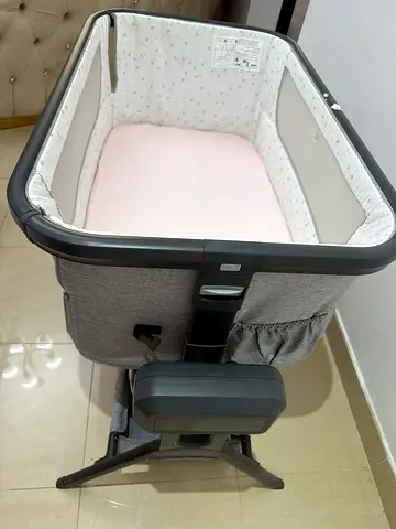 Giggles auto swing Bedside Bassinet in Grey — Good Condition never used