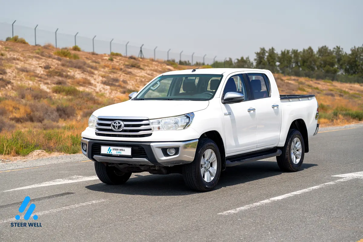 Toyota Hilux 2020 — photo 1 of 19