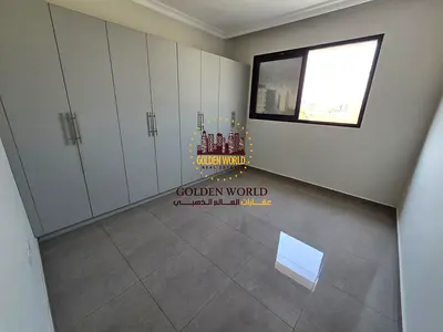 شقة غرفة وصالة جديدة مع بلكونة في مويلح الزاهية. غرفة ماستر، حمامان، خزائن حائط، تشطيبات سوبر ديلوكس، شهر مجاني. الإيجار 40,000 درهم سنوياً.