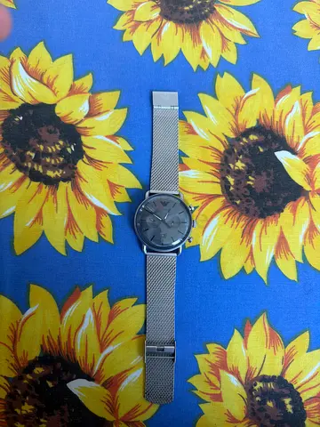 Mens silver analog wristwatch with mesh strap - good condition