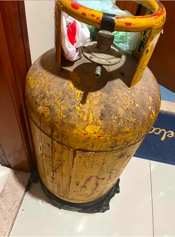 Used (Sharjah) yellow LPG gas cylinder