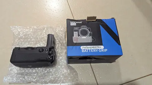 Neewer Battery Grip for Sony A9/A7R/A7III (Spare Box Included)