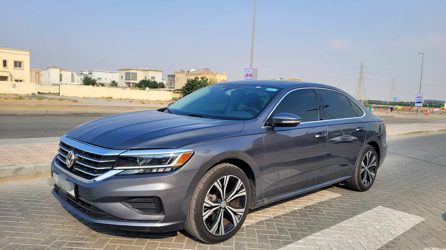Volkswagen Passat 2021 — photo 1 of 10