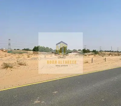 A prime plot of land available with a 3-year payment plan, situated on a 24-meter-wide road. It offers freehold ownership for Arab nationals and comes