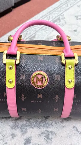 Metrocity barrel bag with pink handles and pastel trim