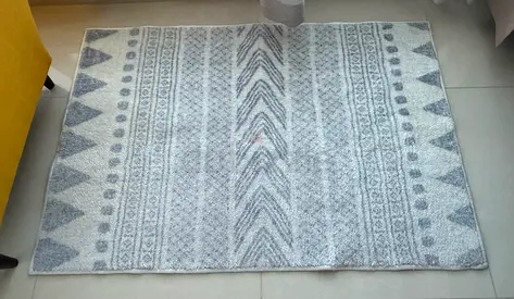 Light grey patterned area rug - excellent condition