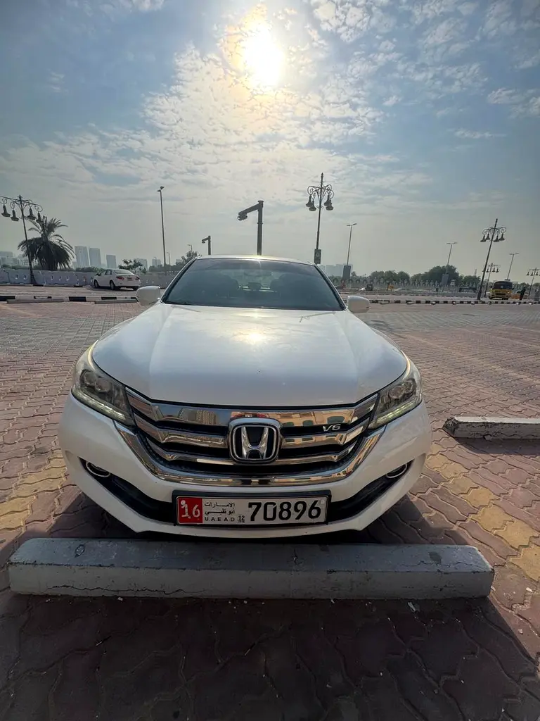 Honda Accord 2016 — photo 1 of 9