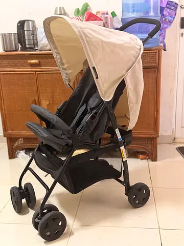 Juniors - Lightweight single-seat stroller with canopy - good condition