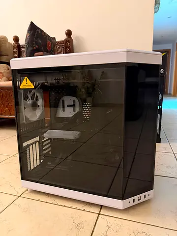Hyte y70 touch