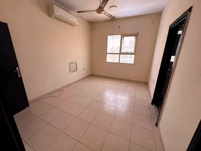 رفة وصالة تكييف سبليت مساحة مريحة تقسيمات جيدة شقة مضيئة بالكامل