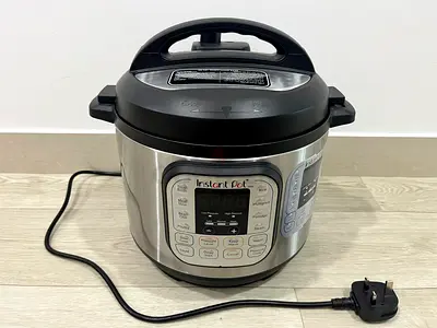 Instant Pot Electric Pressure Cooker - 6L (Used, Good Condition)
