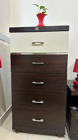 Dark wood 5-drawer chest / dresser - Very good condition