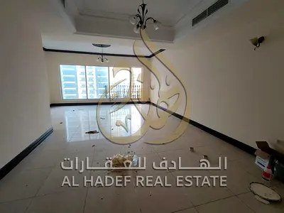 شقه في الشارقه المجاز 2 بمساحه مناسبه مع بلكونه اطلاله بانوراما مع غرفتين نوم بخزائن وغرفه مساعده مع جيم مجاني