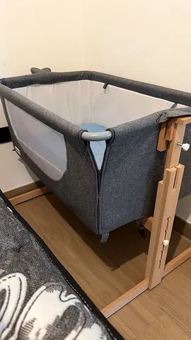 Natureza Baby Bedside Crib / Co-Sleeper – Adjustable Height – Excellent Condition