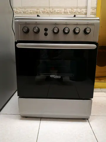 Free-standing gas stove with oven - good working condition