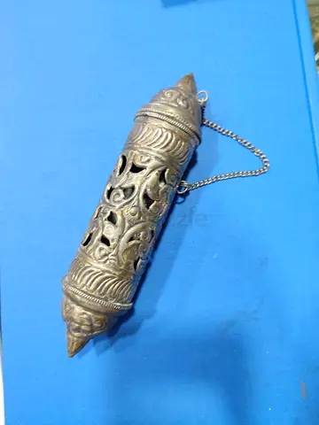 Antique-style Brass Scroll Holder 17cm