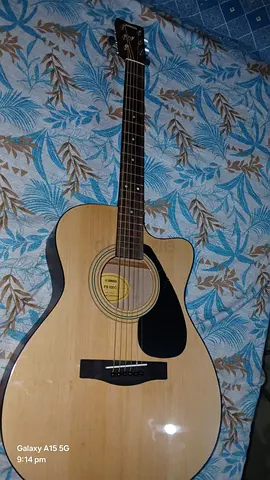 Yamaha-style Cutaway Acoustic Guitar FS100C- Good Condition